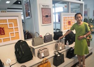 繁峙縣志愿者協(xié)會(huì)組織學(xué)生參觀手工業(yè)產(chǎn)品展示廳 聚寶新區(qū)社區(qū)和箱包廠車間
