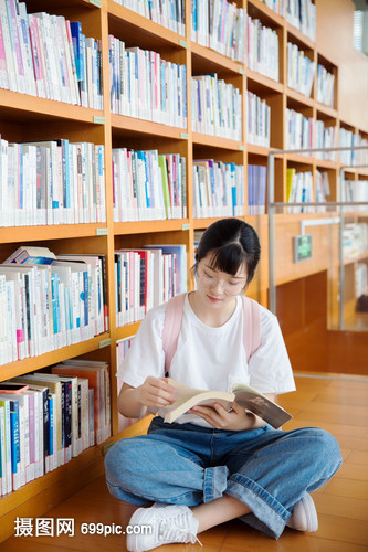 圖書館看書的女生